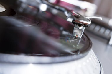 Bir disk jokey için profesyonel ses ekipmanları. Pikap vinil pikaplar ve iki kanal ses denetleyicisi karıştırma. 
