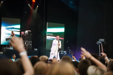 Moskova - 2 Haziran, 2016: popüler Rus rap şarkıcısı L'One açık hava müzik festivali canlı performans.