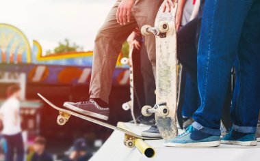 Kay kay üzerinde açık skatepark güneşli yaz günü yarışan genç kaykaycı çocuklar büyük grubu. Aşırı spor Yarışması Ödülü için gençler competete. Kaykaycı üzerinde odaklanmak feet gitmeye hazır