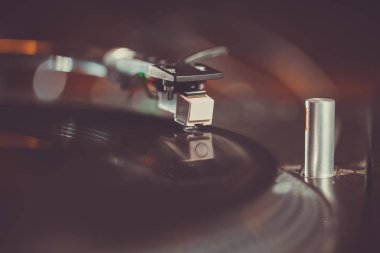 Pikap vinil plak çalar, analog ve dijital müzik Dj için analog ses teknolojisi. Yakın, makro için profesyonel stüdyo cihazları