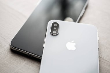 Mariupol, Ukraine - 27 Ekim, 2017: yeni Iphone X modeli yakın çekim. Modern hareket eden telefon ile değmek perde ve çift kamera lens. Trendy Apple Iphone 10 durum