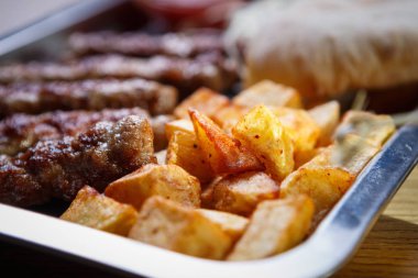Egzotik Sırp gıda menü arka plan. Geleneksel ızgara ve yemek fast food restoran füme. Delicious, sağlıksız fastfood Cafe menü ama. Gıda kompozisyonu kapatmak kadar arka zemin