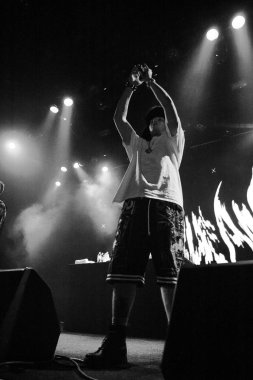 Moskova - 2 Eylül, 2016: büyük hip hop konser rapçi Yung yalın gece kulübü. Ünlü rap şarkıcısı sahnede şarkı söylüyor.