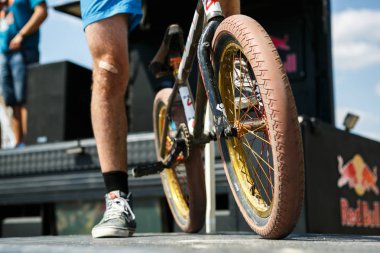 Odessa-21 Ağustos, 2018: Bmx park rekabet. Küçük tekerlekli, özel bisiklet tutan atlet dizebilir biler ve güçlü çerçeve için. Genç ve aktif insanlar için serin doğa sporları.