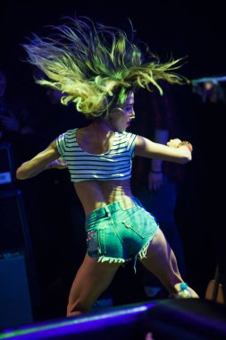 Moskova-11 Nisan 2015: gece kulübü sahnesinde konserde dans desteği dansçı kız git. Gece kulübü partisinde dans desteği. Müzik gösterisi dans performansı. Twerk Dancer kız twerking