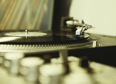 Vinil rekor müzik ile oynarken pikap. 