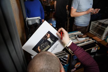 Moskova - 26 Mart, 2017: Hifi müzik severler toplandı, vinil recods müzik için turntable ile satın almak güç merkezi. DJ topluluk turntable çalmak için ses kayıtları satmak