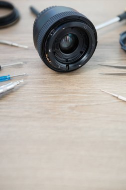 Hizmet Merkezi uzman sökmeye ve kırık modern kamera lensler bölüm koruyun. Demonte profesyonel dslr mercek tamir ediliyor. Kırık fotoğraf makinenizin atölyede tamir