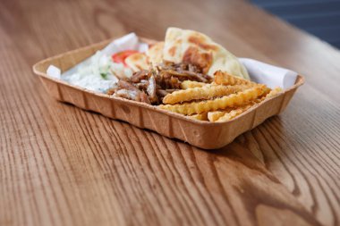 Yunan restoranı lezzetli et lokanta menüde tadını çıkarın. Lezzetli yağ abur cubur almak uzakta kağıt tabak Aperatif Cafe servis. Geleneksel Yunan mutfağı aperatifler, sağlıksız beslenme menüsü