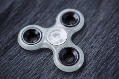 Popüler parmak spinner aygıt. Modern topluca iplik oyuncak yatakları üzerinde. Elinde sıralayacağız ve serin yeni püf noktaları öğrenin. Bu yeni dönen becerikli alet ile eğlenin.