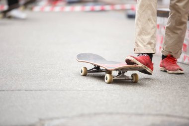 Patenci çocuk kaykay güverte yaz günde açık sürmek. Genç sporcunun aşırı yaz spor yarışma sırasında gemiye binme ayaklar