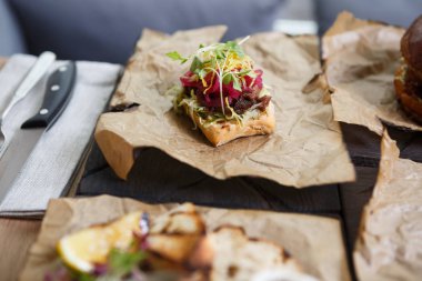 Lezzetli İtalyan bruschetta çanak dekoratif kahverengi kağıt tabak gurme restoranında servis. Snack bar menü öğesi için meze. Doğal aperatifler kafede öğle yemeği için keyfini çıkarın. Yemek menüsü kapat