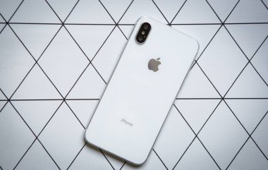 Kiev, Ukrayna-27 Eylül, 2018:Iphone Xs modeli. Beyaz ve gümüş renkli yeni Apple on Es. Modern smartphone kavramı zekâ çift fotoğraf kamera lensler cam arka panel. Lüks cep telefonu kapat