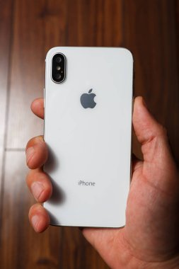 Kiev, Ukrayna-1 Kasım, 2017: yeni Iphone X elinde. Beyaz Iphone 10 içinde en iyi görünümü kapatın. En yeni Apple cep telefonu genel gider çekim