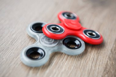 Popüler parmak spinner aygıt. Modern topluca iplik oyuncak yatakları üzerinde. Elinde sıralayacağız ve serin yeni püf noktaları öğrenin. Bu yeni dönen becerikli alet ile eğlenin. 