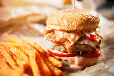 Hamburger biftek et pirzola ile fast food restoran tabakta servis