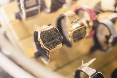 Moskova - 4 Aralık, 2015: Casio G-Shock ve Burton markalar arasında işbirliği tanıtımı. G-Store Flakon Sanat Fabrikası'nda yanıcı yener Dj Chagin tarafından barındırılan 