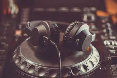 Cd müzik disk oynatıcı stüdyo, etkinlik, konser için Dj. üst sınıf ses ekipmanları için kulaklıklar. Yaygın olarak kullanılan profesyonel DJ '. Makro, yakın