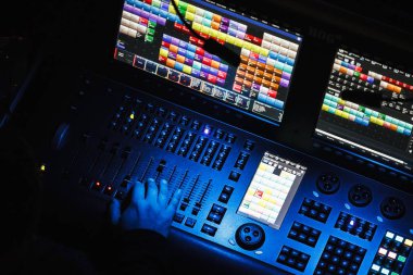 Moskova - 20 Ekim, 2016: profesyonel sahne aydınlatma kontrol panelinde gece kulübü. Dmx paneli konser sırasında uzman çalışmalarına ışık teknisyeni