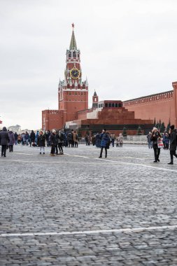 Moskova, Rusya - 21 Ocak, 2017: Kremlin kule kırmızı kare üzerinde. Popüler turistik landmark. Ulusal sembol ve Rusya Federasyonu'nda en meşhur turistik mekanlar. 