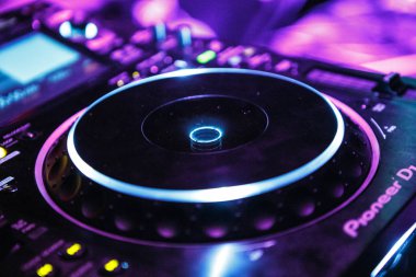 Kiev-4 Temmuz, 2018: Dijital Dj pikap oyuncu concer sahnede. Techno müzik parti ekipman sahnede. Oynamak ve gece kulübü olarak elektronik Festivali müzik parçaları remix. Profesyonel ses ekipmanları