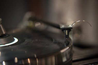 Moskova - 25 Şubat, 2017: büyük pikap vinil kayıtları oyuncu expo bir salonda. Fuar ses meraklıları için hifi ses ekipmanları satışı. Analog tablo vinil ses sistemi açın. El yapımı Merhaba-Fi oyuncu