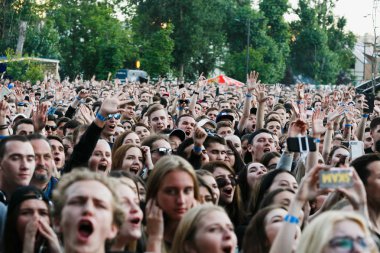 Moskova-21 Temmuz 2017: Açık Hava Festivali sırasında genç insanların büyük konser izleyici Gazgolder Live. heyecanlı müzik hayranları açık hava konseri keyfini çıkarın. Cool eğlence olay açık