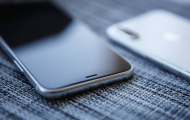 Kiev-30 Ağustos, 2018: Iphone X yakın kadar. İki modern elma Iphones 10 modeli ile üst sınıf çift kamera lensler modülü ve Infinity kenar değmek perde göstermek. Lüks smartphone aygıt makroda