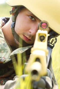 Yakaladım seni, benim kadar ellerini yukarı kaldır, kapsamlı ve teslim