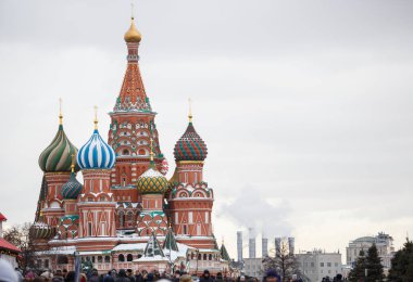 Moskova, Rusya - 21 Ocak, 2017: Kızıl Meydan dönüm noktası. Saint Basil Kilisesi. Turistler arasında popüler. Ulusal sembol ve Rusya Federasyonu'nda en meşhur mekanlar.