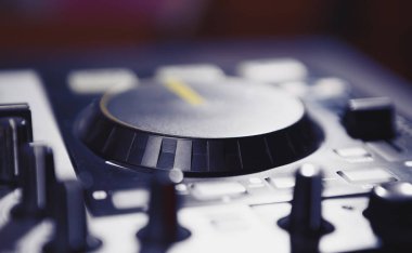 Mix müzik ve parçaları çalmak için dj MIDI contoller güverte plakalı yuvarlak yüzey. Ses regülatör ayarı, disk plakalı ve oyun düğme. Gece kulübü veya ev partisi müzik. Profesyonel dj ses karıştırma donatım
