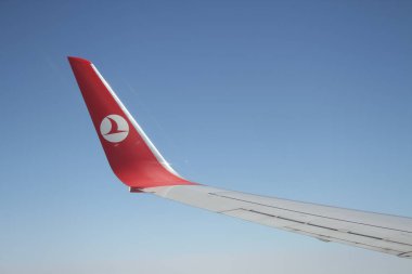 Mavi gökyüzünde uçan uçak