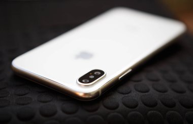 Kiev, Ukrayna-19 Eylül, 2018: Yeni Iphone Xs kadar Kapat'modeli. Akıllı telefon ile çift kamera, cam arka panel ve sonsuz ekran en yeni Apple beyaz ve silve. Trendy smartphone aygıt kopya