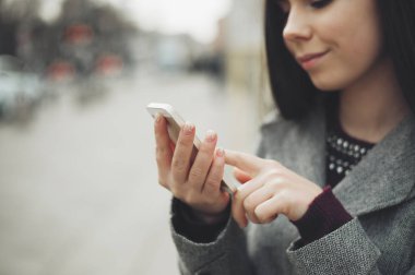 Modern akıllı telefon kullanan genç beyaz kız