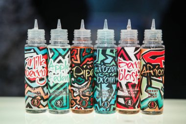 Kiev, Ukrayna-14 Nisan, 2018: yeni lezzetli vape suyu sigara elektronik vaping cihazlar ile için. Sigara içenler vape Expo Satılık. Plastik şişe kapları ile ejuice gliserin sıvı vaper mağaza