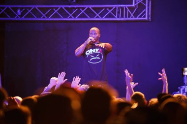 Moskova - 3 Ağustos, 2017: rap grubu Onyx.Famous eski moda Amerikan gangsta rapçi Fredro Starr şarkı gece kulübü sahnede konser.