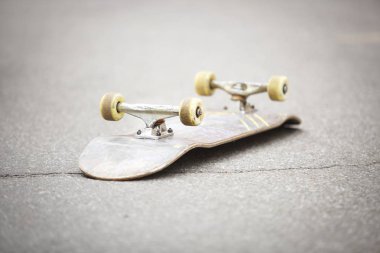 Eski paten bord güverte pateni aşırı engellemek için kullanılır. Serin hava ve eziyet hileler kaykay ile gerçekleştirin. Genç ve aktif insanlar için popüler spor. 