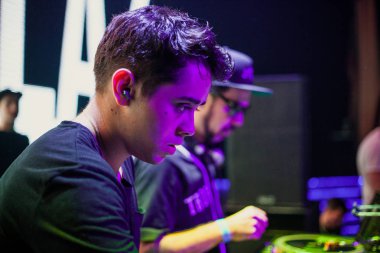 Moskova - 22 Kasım, 2015: Tropkillaz (Djs Laudz ve Zegon) mevcut yeni albüm kalpler On Fire Izvestiya Hall kulübünde