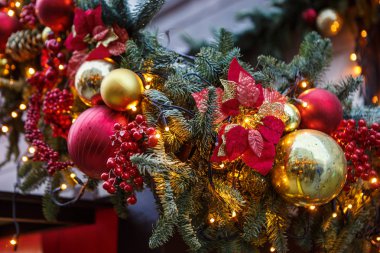 Moskova-2 Ocak 2017: Rusya 'nın başkenti yeni yıl kutlamasıdır. Tatil açık dekore dış twillight şehir caddesinde dükkan sunuyor. Noel bina süslemeleri açık