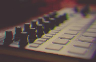 Elektronik müzik bestecisi için Beat Machine Cihazı. Techno dj, modern davul makinesiyle müzik parçaları çalıyor ve remix yapıyor. Disk jokeyi ve yapımcısı için profesyonel ses kayıt ekipmanı