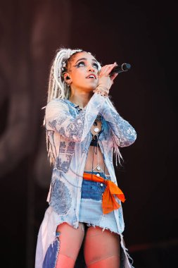 Moskova - 7 Haziran, 2016: ünlü şarkıcı Abra Lastochka açık hava Müzik Festivali'nde konser.