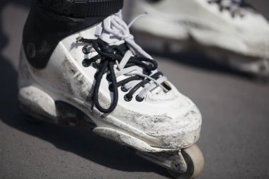 Patenci giyen profesyonel aşırı satır içi paten bileme ve atlama hileler için - yaptı. Tehlikeli spor gençlik ve gençler arasında popüler. 