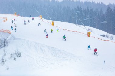 Bukovel, Ukrayna-19 Mart, 2018: Grup snowboard ve ücretsiz Kayak biniciler Karpat Dağları'nda yolda
