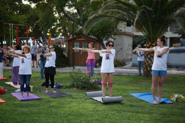 Makarska, Hırvatistan - 21 Haziran, 2017: insanlar toplanan Uluslararası Yoga gün Hırvat kıyısında kutlamak için. Grup yoga severler dersi. 