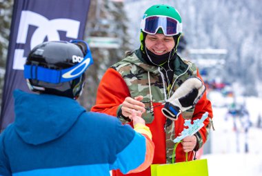 Bukovel, Ukrayna-19 Mart, 2018: Snowboard ve ücretsiz Kayak Yarışması Kazananlar Bukovel Winter Park içinde ödül alırsınız. Kar yatılı ve kayakçılar aşırı kış sporları yarışması kazanmak