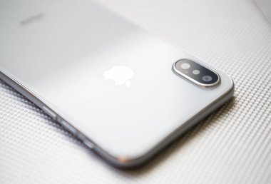 Kiev, Ukrayna-19 Eylül, 2018: Yeni Iphone Xs kadar Kapat'modeli. Akıllı telefon ile çift kamera, cam arka panel ve sonsuz ekran en yeni Apple beyaz ve silve. Trendy smartphone aygıt kopya