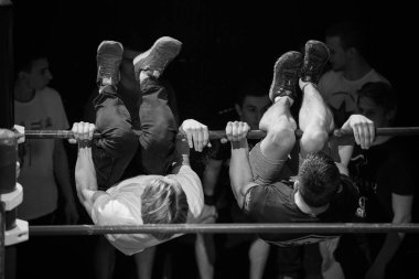 Moskova - 18 Mart, 2017: Cool iş Şampiyonası Arena Tanrılar kapalı spor salonunda dışarı. Genç sporcu iş sorunu yatay çubuklar üzerinde dışarı. Sağlıklı yaşam tarzı aktivite