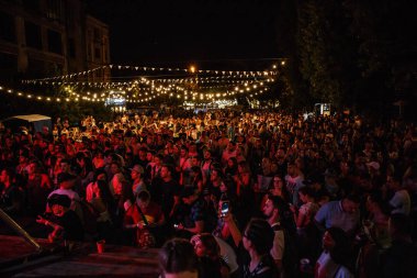 Kiev-11 Ağustos 2018: büyük grup genç insanlar Yaz Festivali Kurazh gece açık parti. Konser izleyici, sahnenin görünümü.