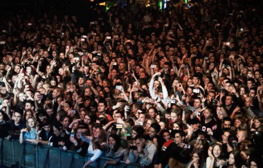 Moskova - 20 Ekim, 2016: kalabalık danceflloor gece kulübünde. Büyük canlı müzik show gece kulübü. İnsanlar üzerinde konser iyi eğlenceler. Büyük bir kalabalık satılan dışarı Festivali