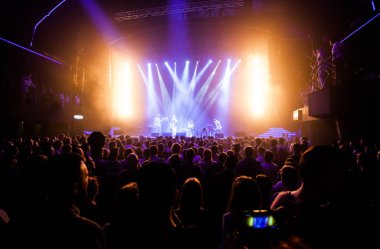 Moskova-3 Haziran 2015: hip hop grubu Bad Bad değil Iyi gece kulübünde konser büyük konser kalabalık. Konser seyirci müzik gösterisi zevk. Gece kulübünde parti yapan insanlar. Popüler modifiye sanat olay